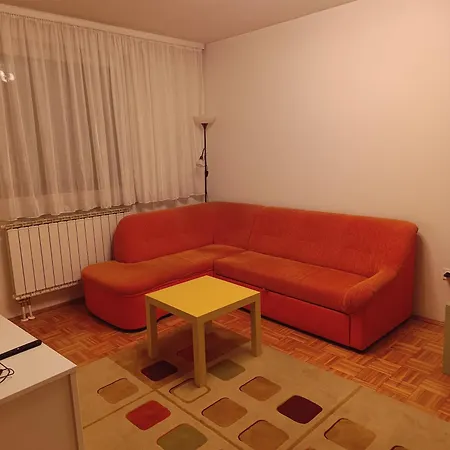 Dvosoban Atraktivan Apartman, Stupine شقة توزلا